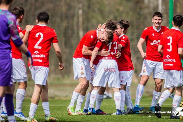 Juniorzy starsi Wisły Kraków udanie rozpoczęli meczy w Myślenicach, ale potem stracili gola