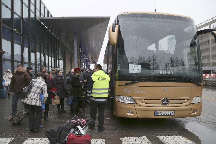 Kraków: utrudnienia na lotnisku w Balicach z powodu złej pogody [ZDJĘCIA]
