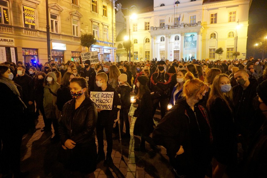 Tłumy na lubelskim proteście przeciw zakazowi aborcji. „Rząd taki gibki, że wchodzi nam w cipki". Zobacz zdjęcia