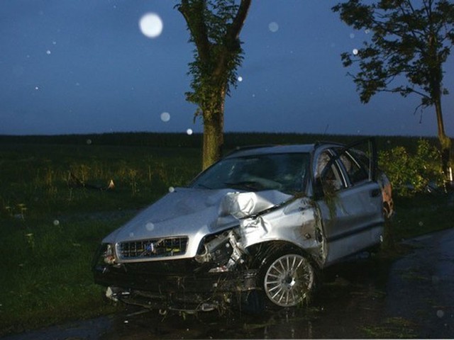 Volvo uderzyło w drzewa