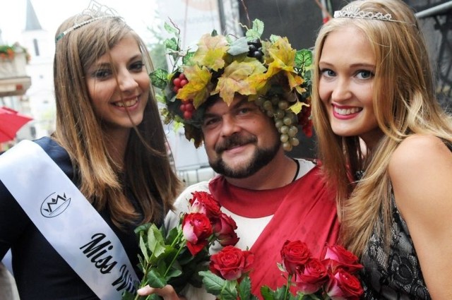 Marcin Wiśniewski jako Bachus w towarzystwie laureatek konkursu na Miss Winobrania 2013