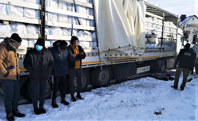 Czterech nielegalnych imigrantów było ukrytych w naczepie tira z ładunkiem granulatu plastiku.