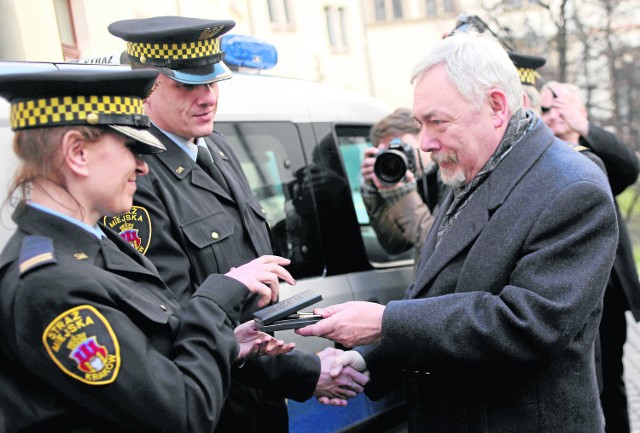 Prezydent Jacek Majchrowski przekazał kluczyki przedstawicielom straży miejskiej