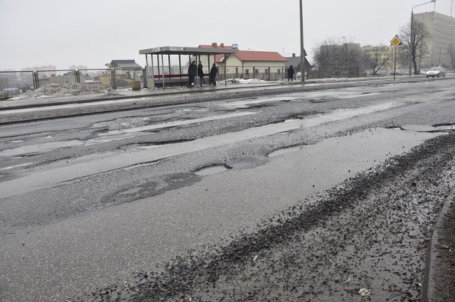 Powinniśmy uważać przejeżdżając ulicą 11 Listopada w Radomiu. Tam nie brakuje nierówności.