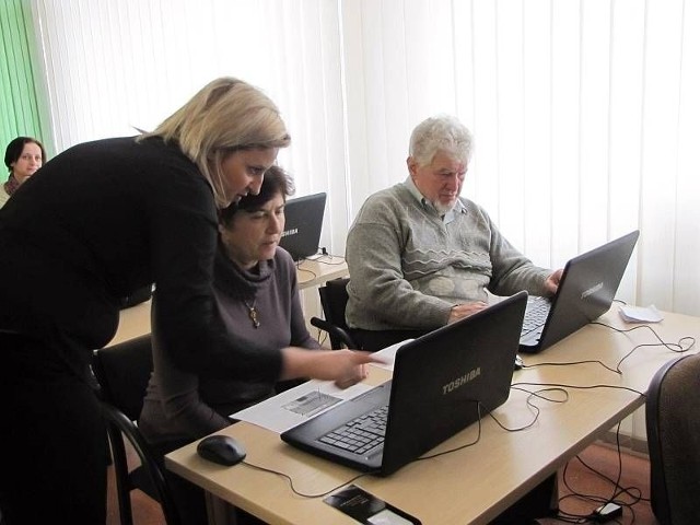 Miejsko &#8211; Gminna Biblioteka Publiczna w Połańcu zaprasza wszystkich chętnych na zajęcia z odkrywania cyfrowego świata. Na zdjęciu fragment szkolenia dla seniorów, którzy pod okiem ekspertek z Fundacji Orange zdobywali wiedzę na temat bezpiecznego poruszania się po internecie.