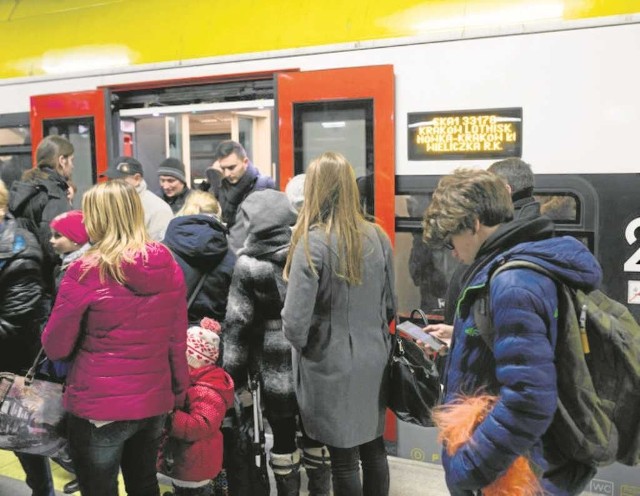 W godzinach szczytu trudno znaleźć w pociągu komfortowe miejsce