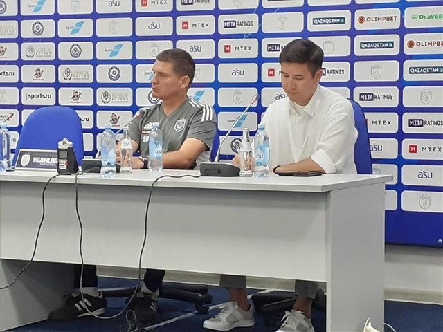 27.07.2022 r. Konferencja FK Astana przed mecze z Rakowem Częstochowa. Z lewej trener Srdjan Blagojević.