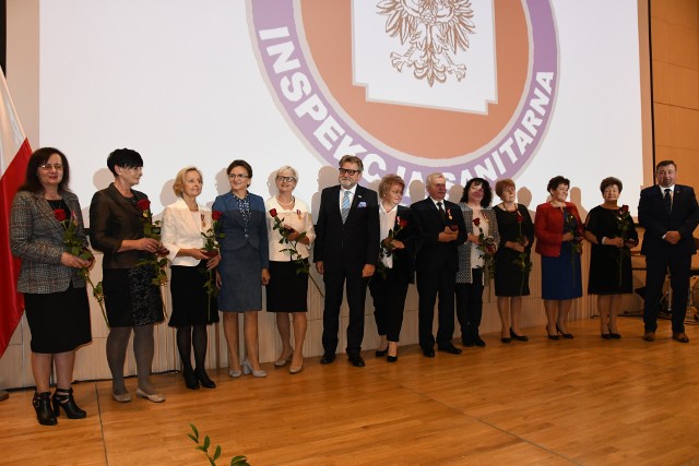 Wśród wielu nagrodzonych Jarosław Pinkas, Główny Inspektor oraz Agata Wojtyszek, wojewoda świętokrzyski wręczyli 15 złotych medali państwowych najdłużej pracującym w Kieleckim  Sanepidzie.