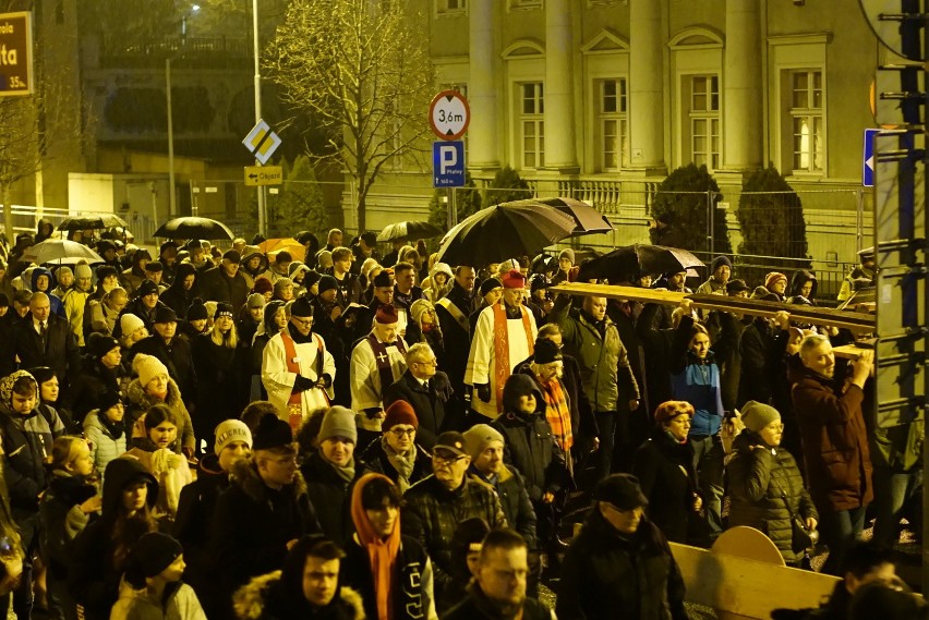 Droga Krzyżowa przeszła ulicami Poznania....