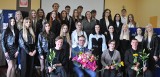  Uczniowie klas maturalnych XII Liceum Ogólnokształcącego w Radomiu już ze świadectwami