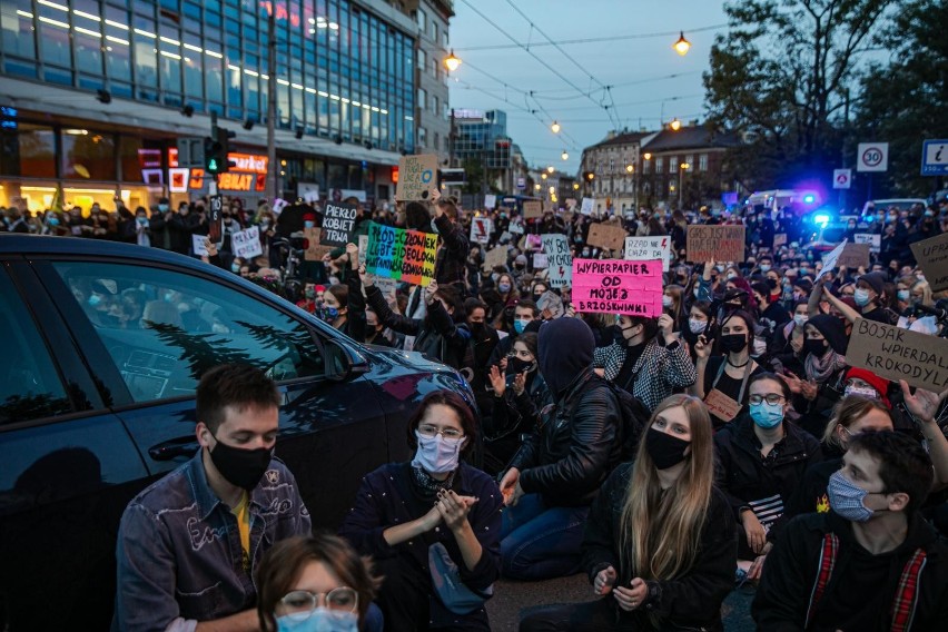 Strajk kobiet na ulicach Krakowa. Protesty sparaliżowały całe miasto. "Nie mamy nic do stracenia!" [ZDJĘCIA]