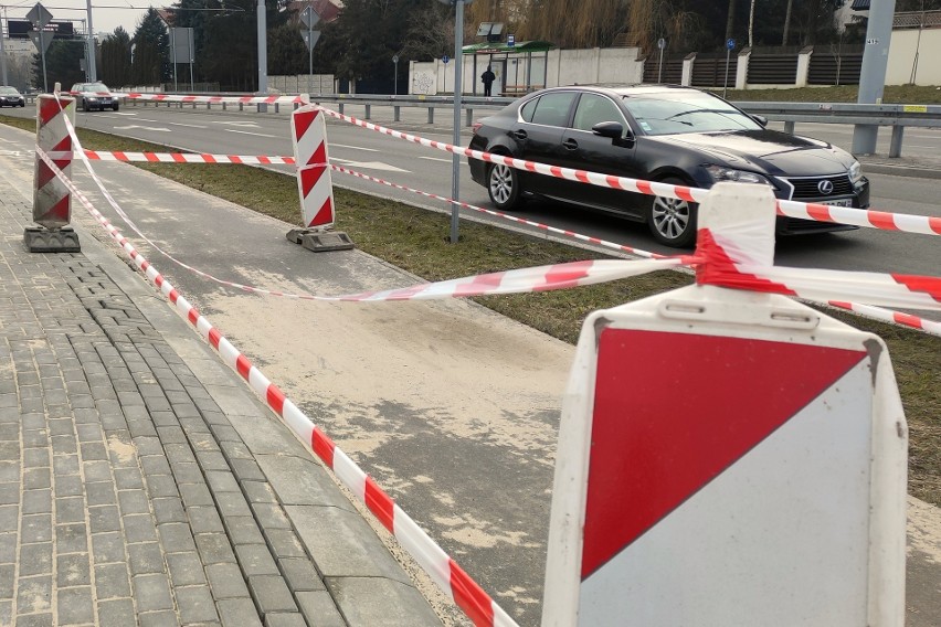 Zapadła się część chodnika i ścieżki rowerowej na ul. Choiny w Lublinie. Przy drodze wyremontowanej półtora roku temu