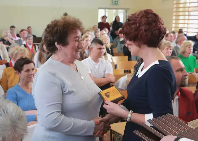 60 lat Szkoły Podstawowej w Rudkach w gminie Nowa Słupia. Piękny jubileusz z udziałem absolwentów, emerytowanych nauczycieli i gości. Jubileuszowe grawertony otrzymali byli nauczyciele szkoły.