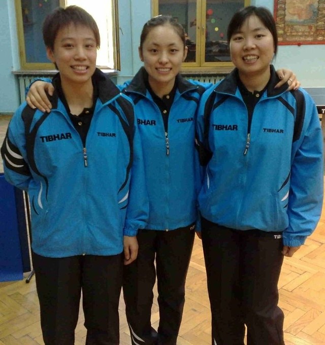 Gu Wenjing (z lewej), ze swoimi koleżankami z drużyny Forbetu Tarnobrzeg Li Qian (w środku), oraz Zhao Xiao.
