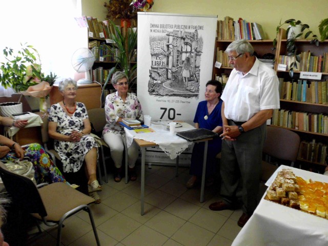 Franciszek Dobrucki (pierwszy z prawej) na spotkaniu autorskim w bibliotece w Tarczku