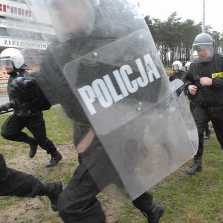 Do żużlowych derbów przygowowuje się też policja.