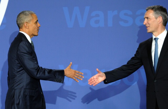 Sekretarz generalny NATO Jens Stoltenberg (z prawej) zapowiedział, że misja Sojuszu w tym kraju zostanie przedłużona.