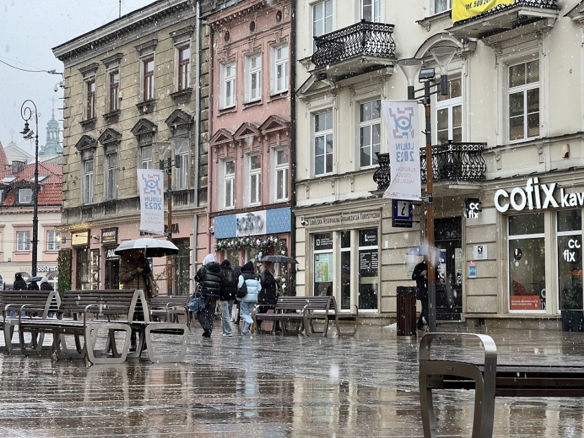 Pierwszy śnieg w Lublinie. Zima wyprasza jesień? Zobacz zdjęcia z miejskich uliczek