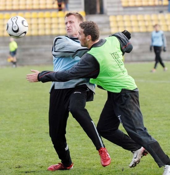 O piłkę walczą Jacek Markiewicz (z lewej) i Rafał Bałecki