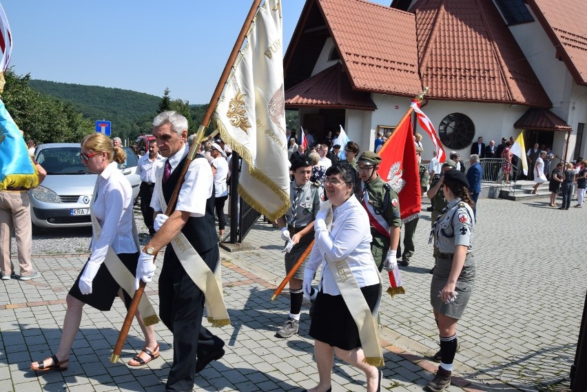 Hołd dla 30 ofiar pacyfikacji Radwanowic w miejscu kaźni hitlerowskiej. Wspomnienia bestialskiego mordu [ZDJĘCIA] 