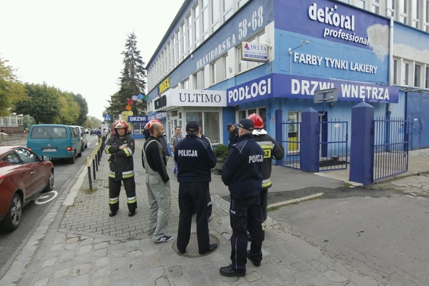 Wrocław: Ewakuacja na ul. Braniborskiej. Ktoś zadzwonił, że jest bomba [ZDJĘCIA]