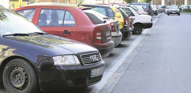 Mieszkańcy zwracają uwagę, że nie powinno być uprzywilejowanych osób mających prawo przejazdu i parkowania w centrum