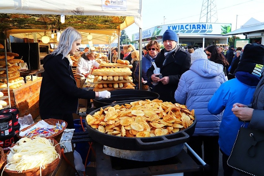 Kiełbasa z grilla i oscypki i sernik. Kolejki ustawiały przed gastronomią przy nekropoliach ZDJĘCIA