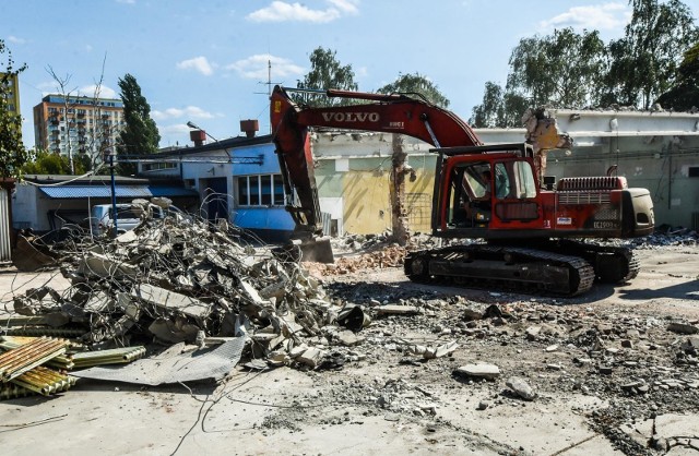 Trwa „oczyszczanie” placu koło „Hermesa” na Kapuściskach. Mieszkańców intryguje, co powstanie u zbiegu ulic Wojska Polskiego i Szarych Szeregów. Lidl, a może Aldi - zastanawiają się...Czytaj dalej ➤➤Zobacz również: "Flesz. Nowy Kodeks pracy. Co się zmieni?"