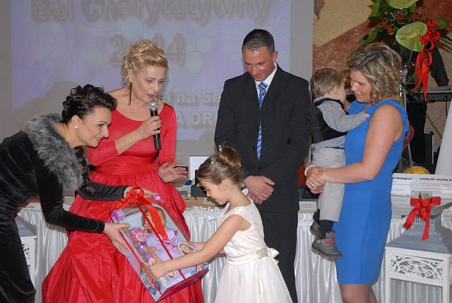 Na rozpoczęciu balu był także Adrianek Pich razem z rodzicami i siostrą. Dzieci zostały obradowane przez Ewę Drozd zabawkami.