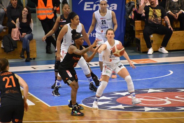 Gorzowianki (białe stroje) przegrały trzeci półfinałowy mecz Energa Basket Ligi kobiet z polkowiczankami.