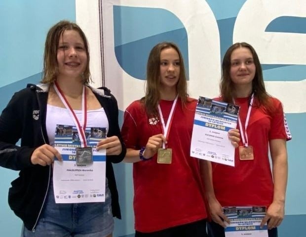 Wysoką formę zaprezentowała Zuzanna Wójcik, która zakwalifikowała się trzy razy do finału A (dziesiątka najlepszych pływaków) i jako jedyna zawodniczka z województwa świętokrzyskiego może pochwalić się brązowym medalem.