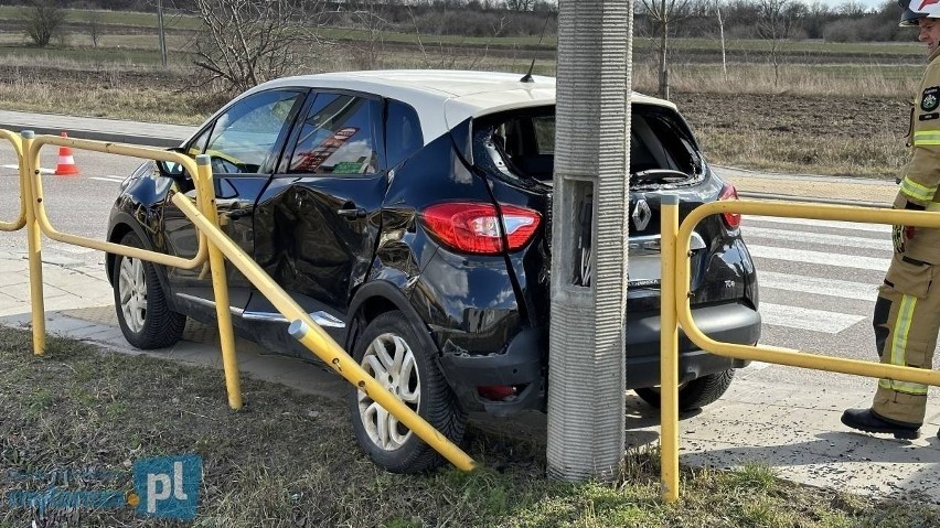 Piątnica. Wypadek dwóch osobówek w południe. Za kółkiem kobiety: jedna trafiła do szpitala, druga była pod wpływem. Ford wbił się w barierki