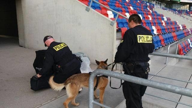 Race odpalone zostały w sektorze kibiców GKS Katowice