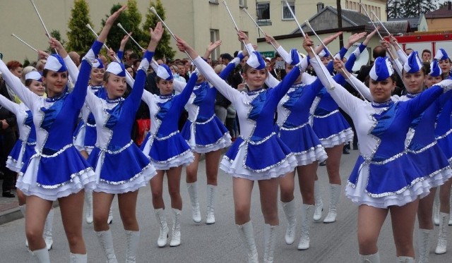 Obchody Nocy Świętojańskiej w Krasocinie uświetniły miejscowe mażoretki z orkiestrą dętą.