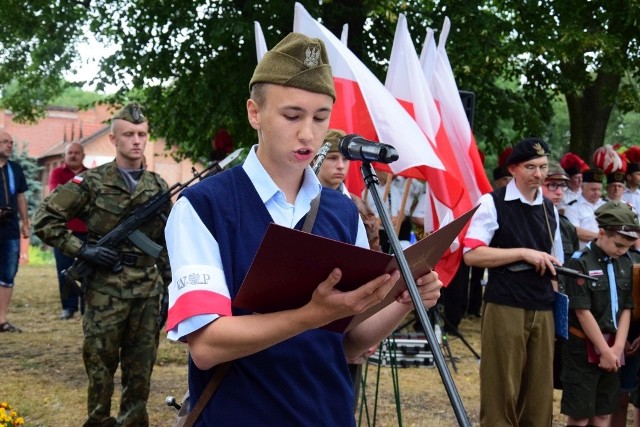 1 sierpnia 1944 roku o godzinie 17 wybuchło Powstanie Warszawskie. Dziś, dokładnie 75 lat później, w Inowrocławiu zorganizowano manifestację patriotyczną. Inowrocławianie spotkali się na Skwerze Sybiraków, przy obelisku upamiętniającym żołnierzy Armii Krajowej. Mieszkańcy oddali hołd poległym, wspominali bohaterów tamtych wydarzeń, zapalili znicze, złożyli kwiaty. - W szczególny sposób dziękujemy im za to wszystko co uczynili dla Warszawy i Ojczyzny. W głowie im się nie mieściło, że można nie walczyć, że można się wystraszyć, dlatego że tęsknota za walką ze złem była silniejsza niż jakiekolwiek układy i koniunktury - mówił ksiądz dziekan Leszek Kaczmarek. Pieśni powstańcze przypomnieli harcerze ze szczepu "Szare Wilczęta". Wsparła ich akordeonistka Jolanta Albińska.Posłuchajcie: