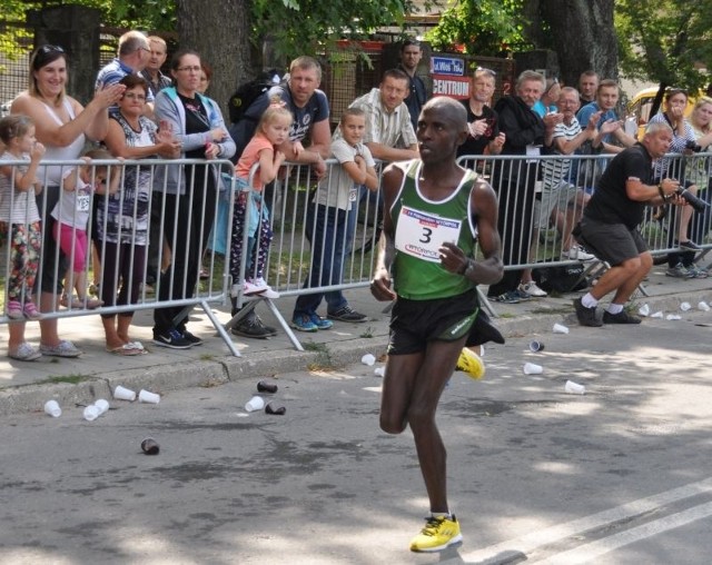 Kenijczyk Mbithi Robert Wambua (z lewej) triumfował w czternastym Półmaratonie Wtórpol w Skarżysku. 