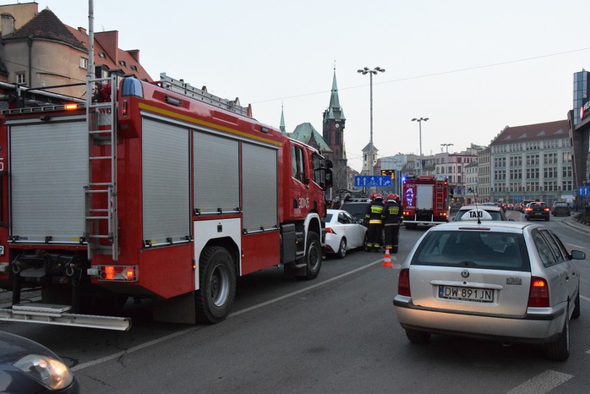 Wypadek na Kazimierza Wielkiego. Lexus wjechał w nissana [ZDJĘCIA]