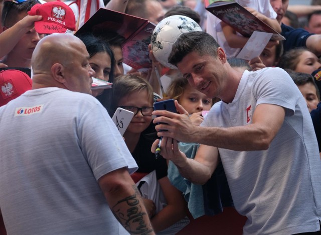 Mundial 2018. Robert Lewandowski rozdaje autografy polskim kibicom