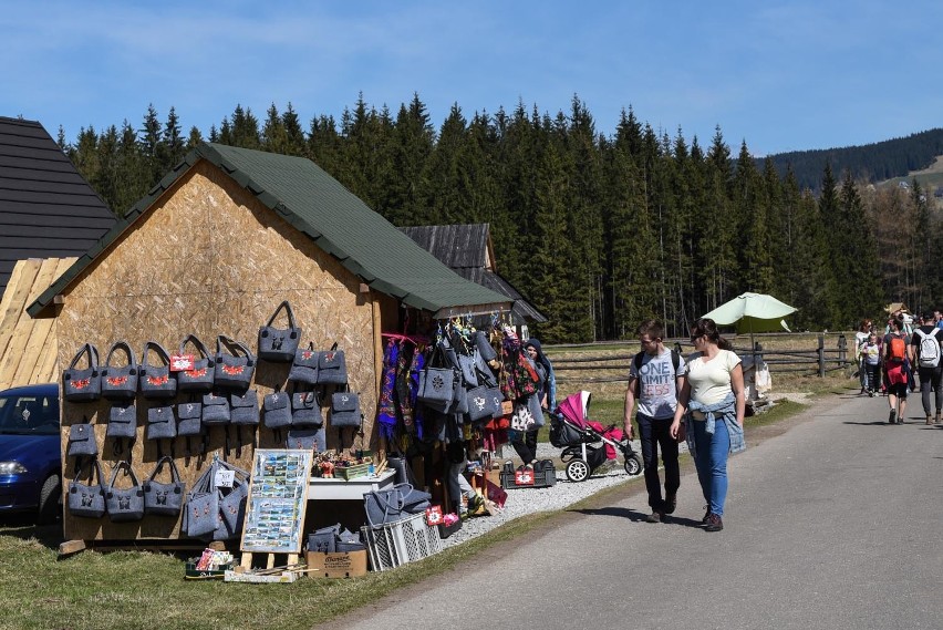 Dolina Chochołowska zmienia się w jarmark. Stragany zalewają szlak [ZDJĘCIA]