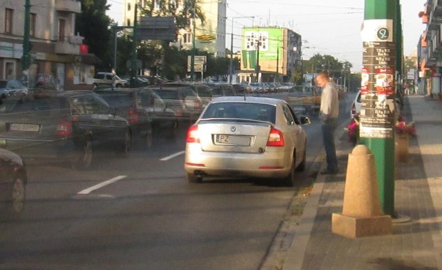 Policyjna, nieoznakowana skoda łapie pieszych na Głogowskiej - ostrzega nasz Czytelnik