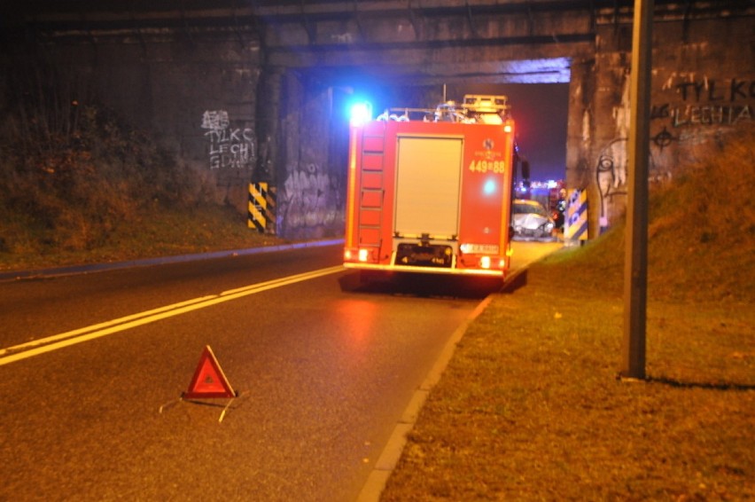 Wypadek w Borkowie. Samochód uderzył w wiadukt kolejowy [ZDJĘCIA]