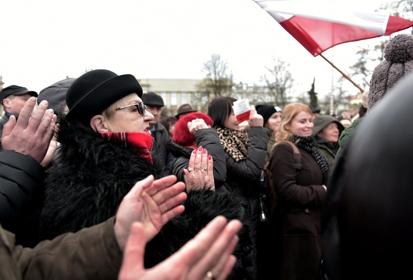 Plac Litewski. Manifestacja Komitetu Obrony Demokracji w Lublinie (ZDJĘCIA, WIDEO)