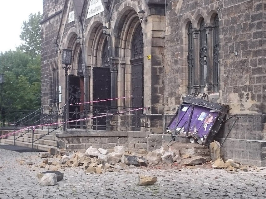 Zniszczona elewacja w kościele Trójcy Przenajświętszej w Rudzie Śląskiej - Kochłowicach
