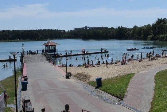 Plaża nad Jeziorem Rychnowskim to wakacyjne centrum Człuchowa. W najbliższą sobotę odbędzie się tam pikniki rodzinny wraz z turniejem siatkówki plażowej.