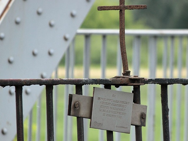 Krzyżyk na moście w Grudziądzu, w miejscu, w którym zginął Bronisław Malinowski