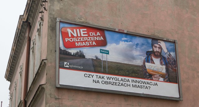 Taki plakat wisi na billboardzie przy ul. Sokoła.