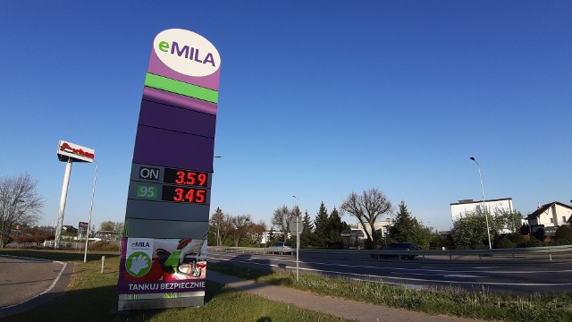 O ile cena benzyny bezołowiowej 95 na wszystkich słupskich stacjach paliw spadła poniżej 4 zł, o tyle gdzieniegdzie cena oleju napędowego jeszcze nie spadła poniżej tej granicy.