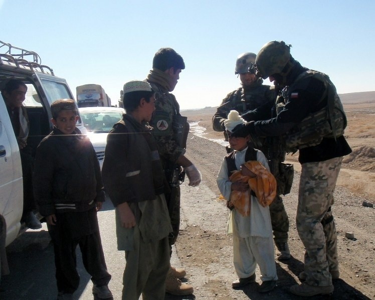 Afganistan: polscy żołnierze rozdali dzieciom wykonaną w...
