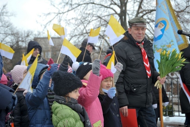 W samo południe przed pomnikiem Jana Pawła II pojawili się...