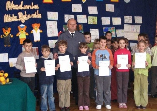 Uczniowie nagrodzeni w konkursie o bezpieczeństwie ze Zdzisławem Owczarskim z białobrzeskiej policji.